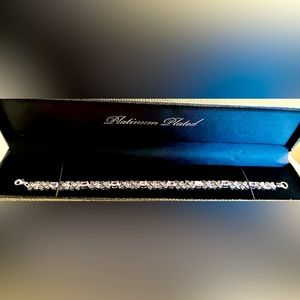 GOLD COAST Lavender jewel platinum plated bracelet
8 gorgeous lavender stones